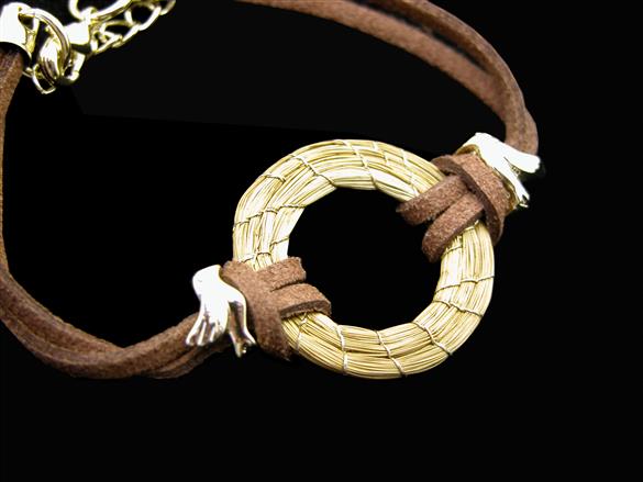 Pulseira de couro sintético e Capim Dourado